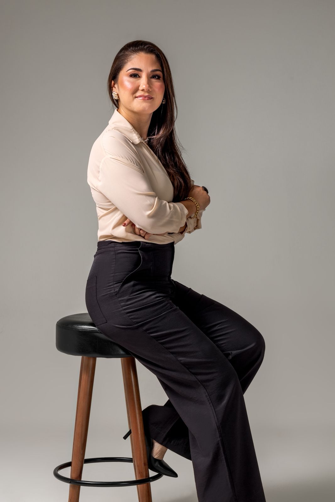 Retrato profissional de Paula Chiyoda sentada em um banco